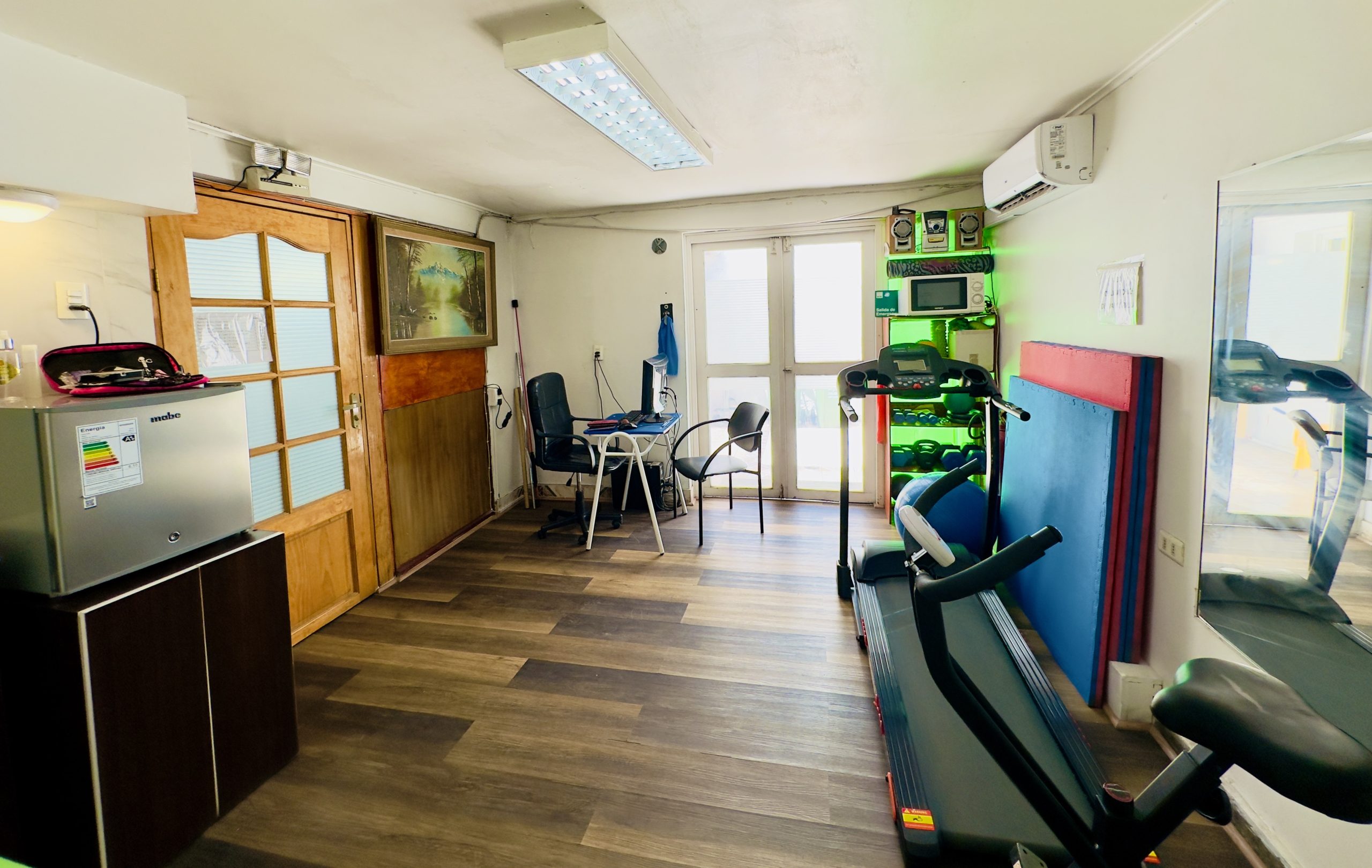 Espacio interior real de Mueve Salud para atención de kinesiología y rehabilitación